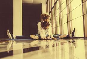 madre e hija se divierten en el gimnasio foto