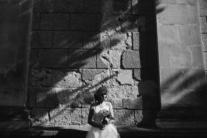 novia posando sobre fondo de pared de piedra foto