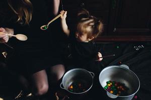 madre e hija jugando juntas en casa foto