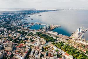 imágenes aéreas de la ciudad vieja y el puerto foto