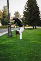 atractiva mujer flaca haciendo un backbend mientras muestra un salto mortal. foto