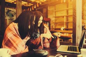 dos chicas viendo algo en la computadora portátil foto