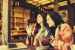 dos chicas viendo algo en la computadora portátil foto