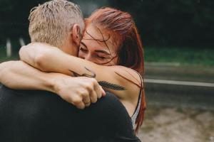 hermosa pareja abrazándose bajo la lluvia foto