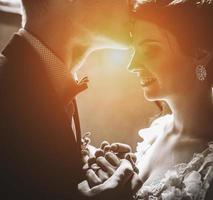 novia y novio en el fondo de una ventana. foto