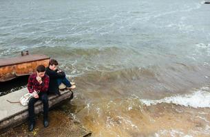 Dos amigos descansando en el muelle. foto