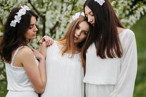 tres chicas encantadoras en un jardín foto