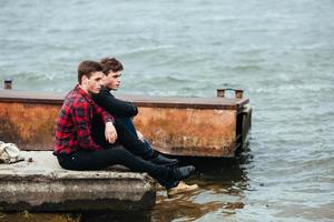 Dos amigos descansando en el muelle. foto