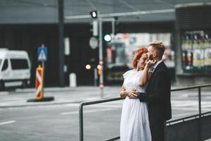 pareja de novios en un edificio futurista foto