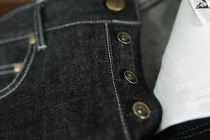 Primeros planos de jeans de mezclilla de orillo foto
