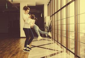 madre tuerce a su hija en el gimnasio foto