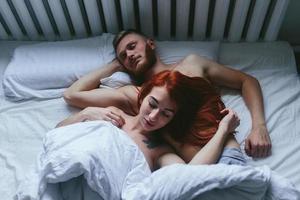 pareja joven en la cama juntos foto