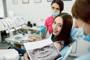 la chica de recepción en el dentista foto