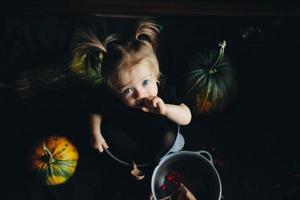 niña jugando en una bruja foto