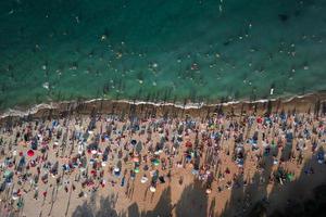 vista aérea de multitud de personas en la playa foto