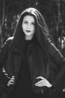 glamorosa mujer joven en chaqueta de cuero negro foto