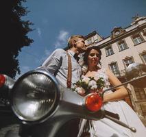 novia y novio en moto vintage foto