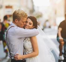 el novio abraza a la novia