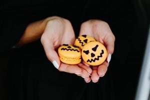 mujer sosteniendo una galleta para halloween foto