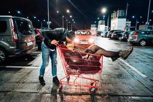 retrato de feliz pareja joven divirtiéndose. foto