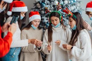 jóvenes multiétnicos celebrando la víspera de año nuevo con bengalas foto