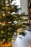 árbol de navidad decorado con galletas de jengibre y guirnaldas foto