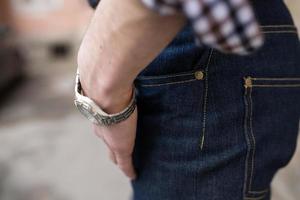 un hombre vestido con jeans, un primer plano foto