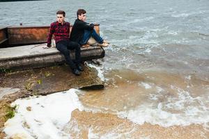 Dos amigos descansando en el muelle. foto