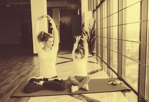 madre e hija haciendo yoga foto