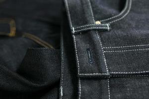 Primeros planos de jeans de mezclilla de orillo foto