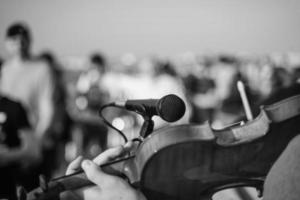 micrófono retro para fiestas de conciertos al aire libre. foto