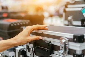 mano femenina toma una pequeña caja de aluminio foto