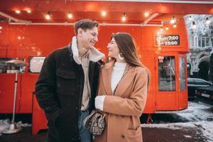 hermosa joven pareja posando junto al viejo autobús foto