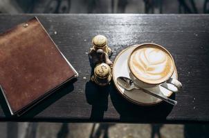 café de la cafetería en una taza blanca con un diseño de hoja foto