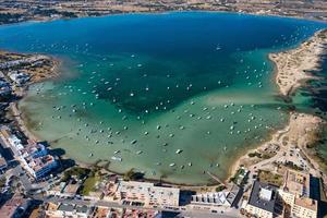 hermosa bahía turquesa en formentera, vista aérea. foto