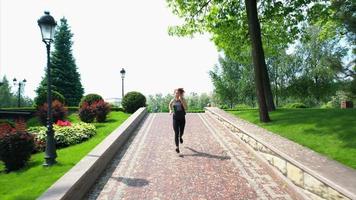 atleta mujer trotando en el parque. mujer deportista en el entrenamiento matutino foto