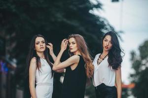 chicas guapas posando en una calle de la ciudad foto