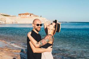 pareja enamorada abrazándose en la playa foto