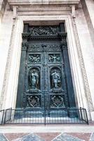 puerta norte al aire libre de la catedral de san isaac foto