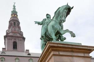 estatua rey frederik vii en christiansborg slotsplads en copenhague foto