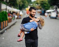 linda niña durmiendo en el brazo de su padre foto