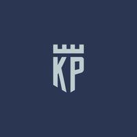 monograma del logotipo de kp con castillo de fortaleza y diseño de estilo de escudo vector