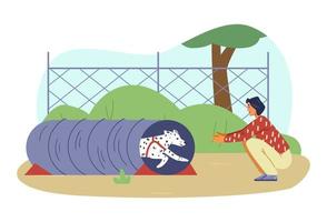 mujer entrenando a su dálmata en la ilustración de vector plano de campo de agilidad. el perro sale corriendo del túnel de agilidad.