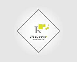 el diseño del logotipo de la letra r con una combinación de cuadrados verdes es adecuado para su marca comercial. vector