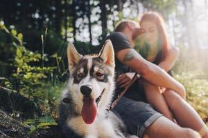 hermosa pareja descansando en el bosque foto