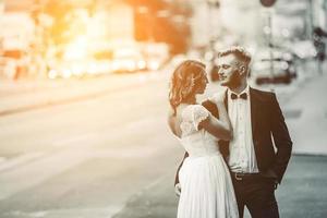 pareja de novios en un edificio futurista foto