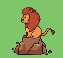 lindo león parado en una roca alta. ilustración de naturaleza animal de dibujos animados aislados. estilo plano adecuado para el vector de logotipo premium de diseño de icono de etiqueta. personaje mascota