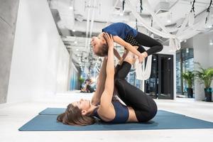 joven madre adulta haciendo ejercicio con su pequeña hija foto