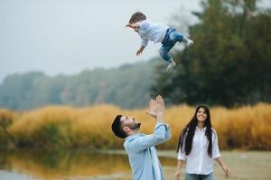 papá vomita a su hijo pequeño foto