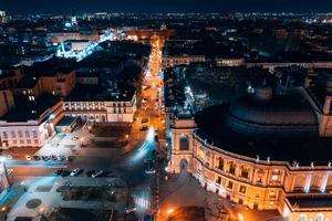 vista nocturna del teatro de la ópera en odessa foto